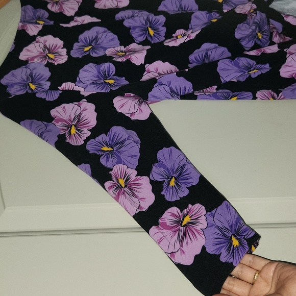 Top Valencia Violet Aloha Blooms Bloom Twist Back M Purple 3/4 Sleeve Hibiscus - Picture 13 of 16